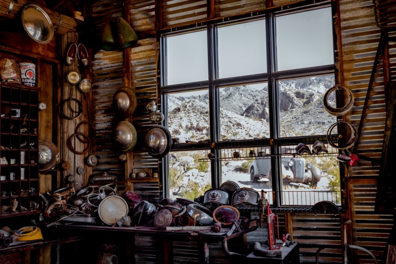 cordonnerie-ST CEZAIRE SUR SIAGNE-min_shop_window_part_junk_abandoned-138873